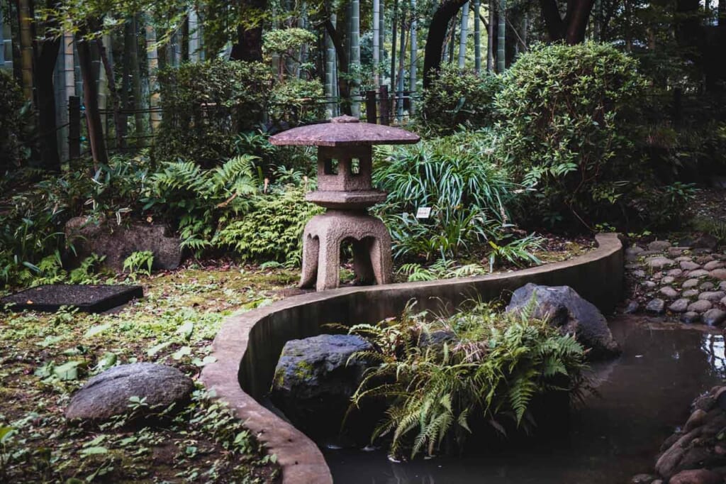 Lanterne de pierre dans un jardin japonais