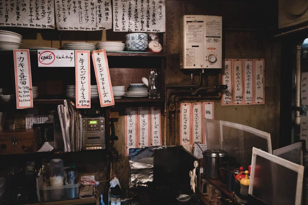 Intérieur d'une izakaya de Golden Gai à Tokyo