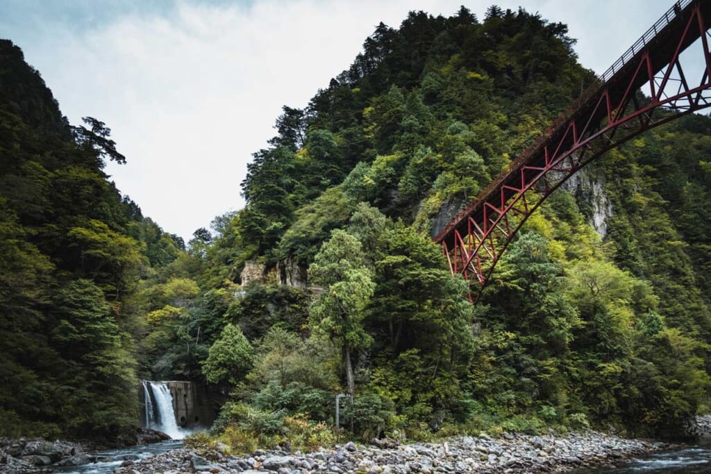Les gorges de Kurobe à Toyama cascade et pont rouge en métal