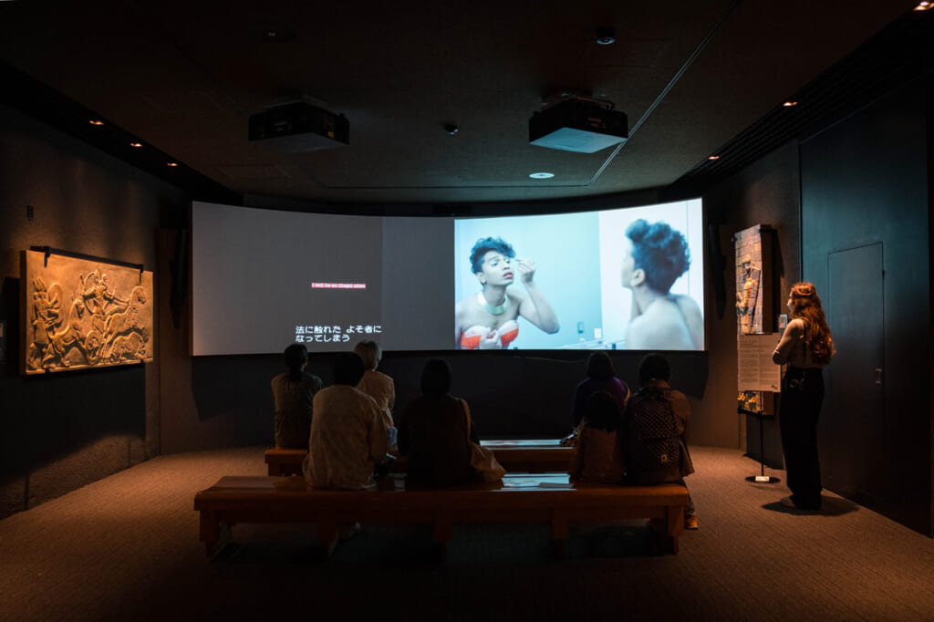 Rasel Ahmen, Who Killed Taniya, œuvre vidéo où on voit une drag queen se maquiller, projetée dans une salle du musée de l'Orient d'Okayama