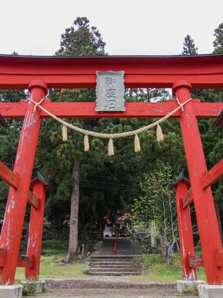 Semboku - Porte torii du sanctuaire Gozanoishi