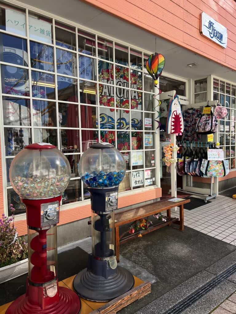 Boutique japonaise sur le thème d'Hawaï à Enoshima