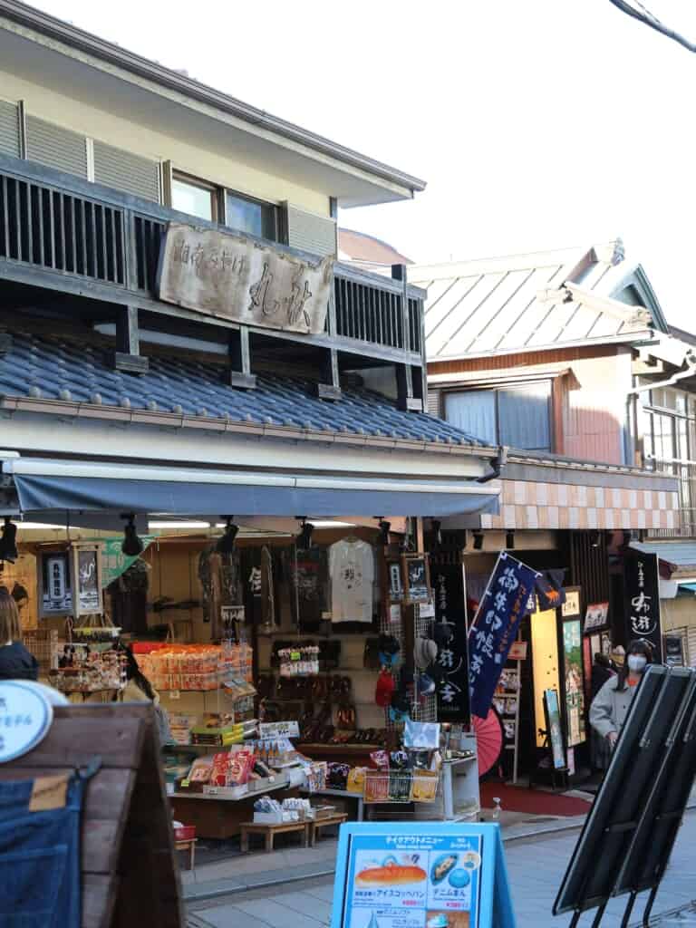 Rue bordée de boutiques à Enoshima