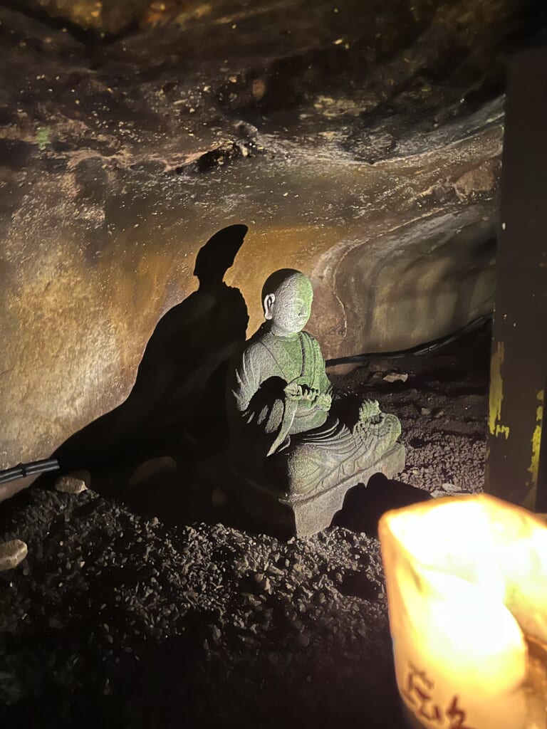 Une statue dans les grottes Iwaya