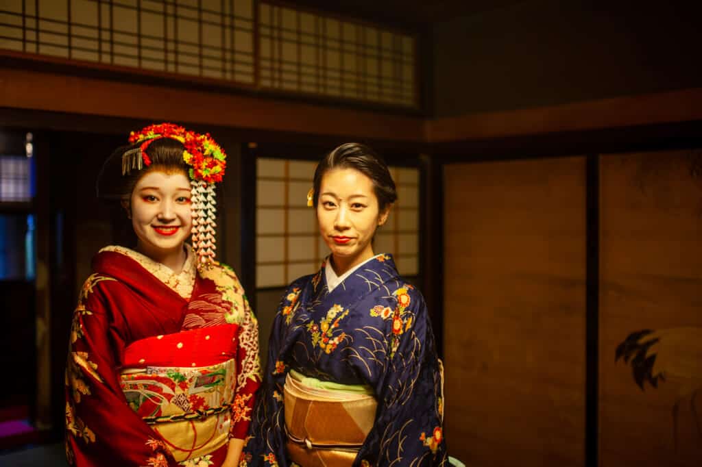 Une maïko japonaise dans un bâtiment traditionnel