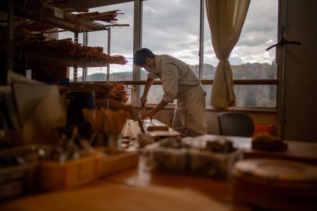 Un artisan japonais dans son atelier au cœur du Tohoku