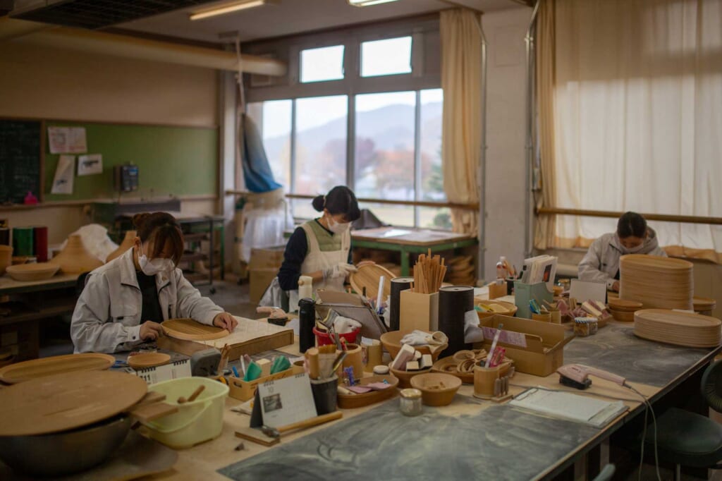 Des artisans travaillant dans un atelier au Japon