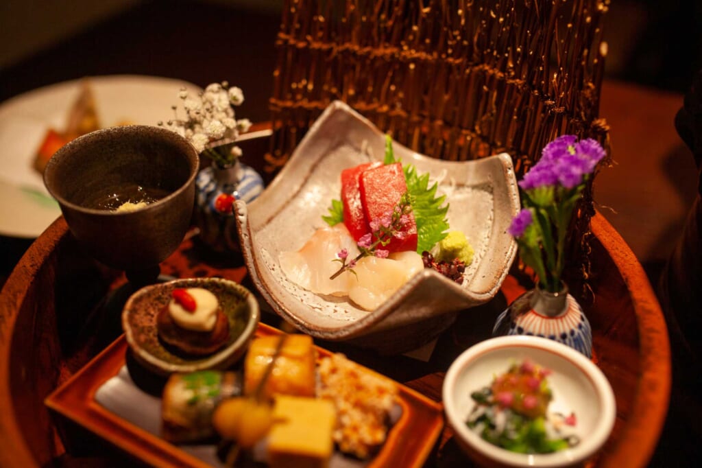 Sashimis et autres plats d'un dîner kaiseki