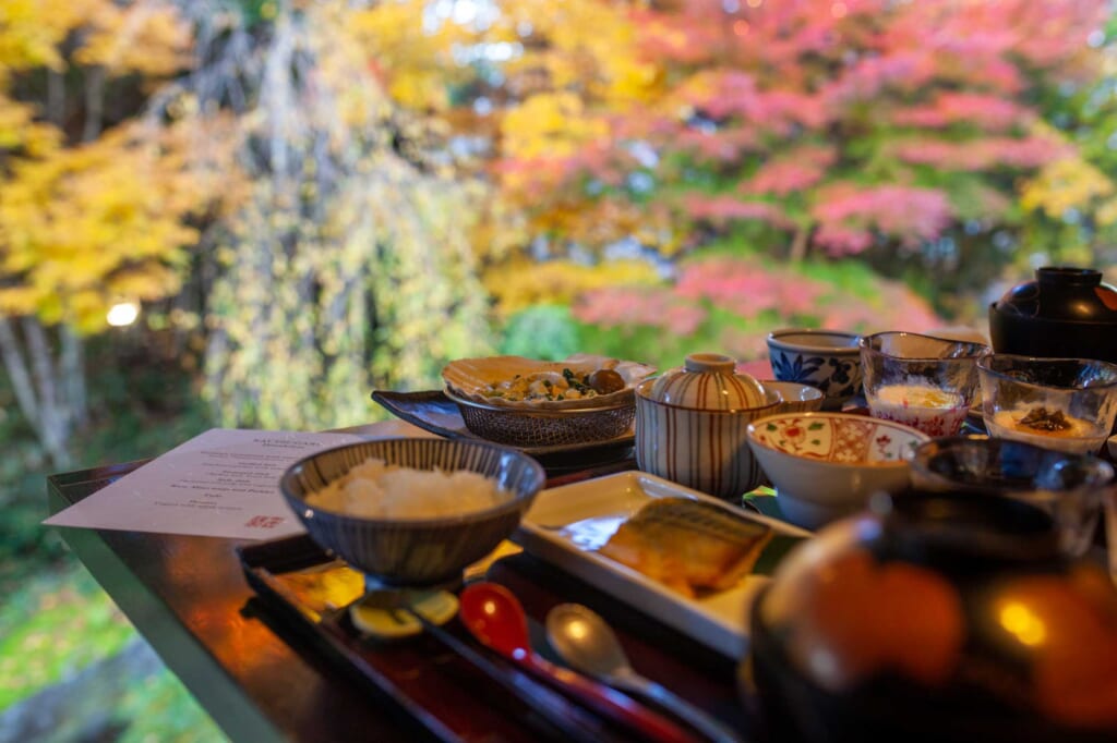 un repas kaiseki servi dans un hôtel de luxe au Japon