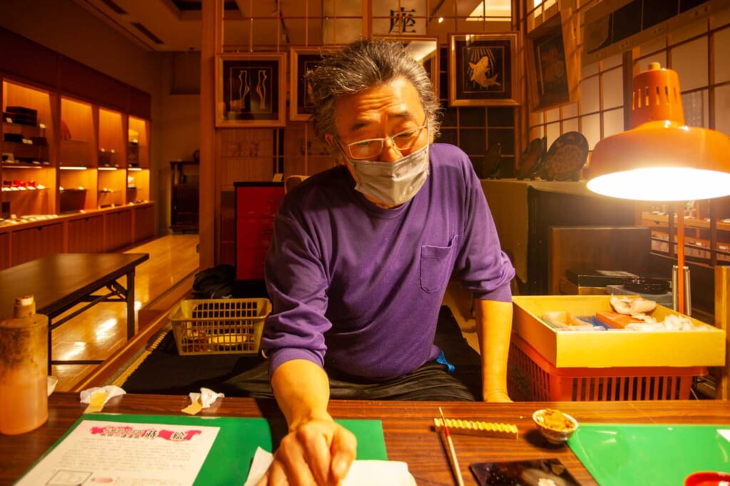 Un artisan japonais spécialiste de la laque Kawatsura