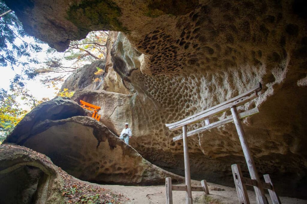 Une grotte abritant un temple japonais
