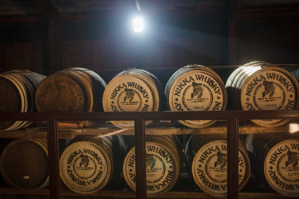 Plusieurs tonneaux de whisky Nikka dans son site de production