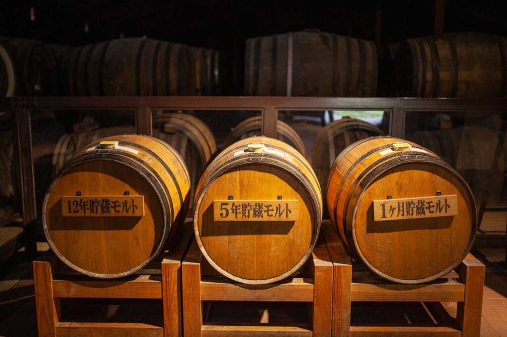 Tonneaux de whisky japonais dans la fabrique de Nikka