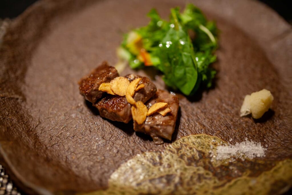Plat de viande gastronomique dans un ryokan japonais