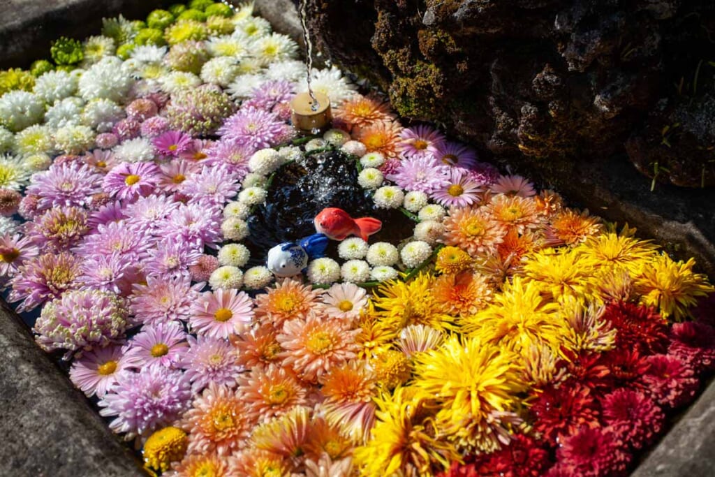 Décoration de fleurs en forme de cœur dans un temple bouddhiste japonais