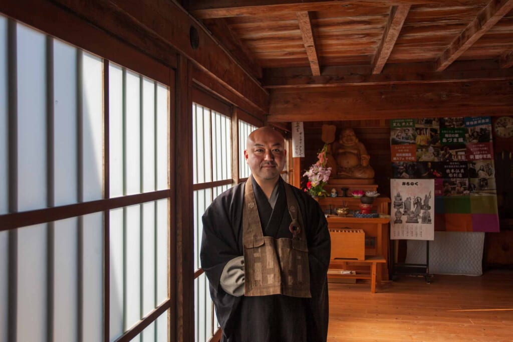 Le moine bouddhiste en tête du temple Ryusenji, dans la préfecture de Fukushima