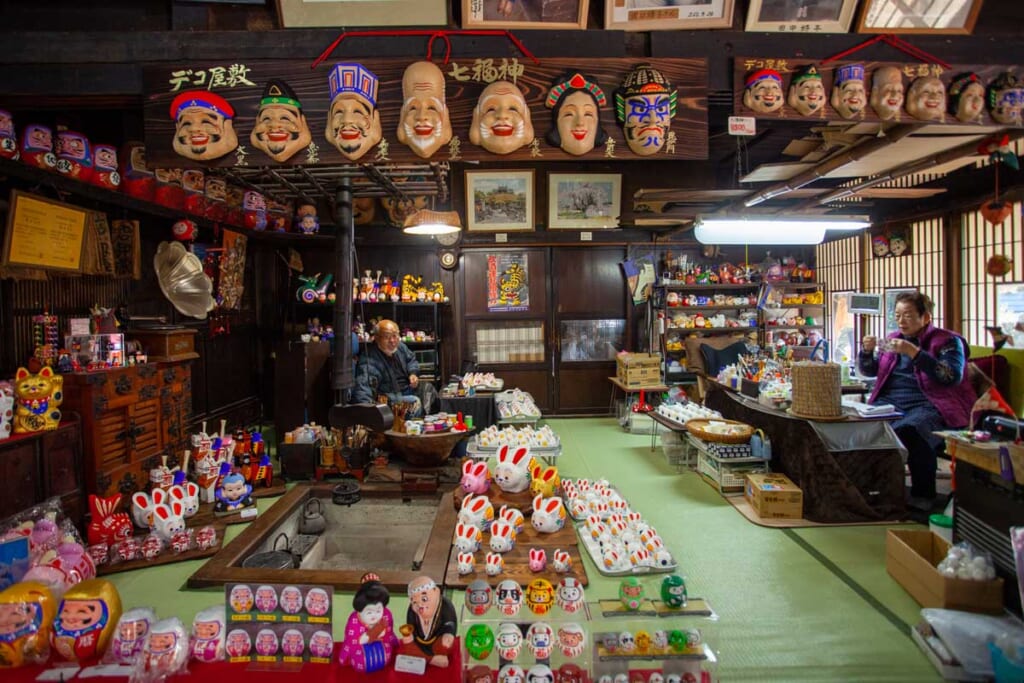 Atelier de poupées en papier mâché au Japon