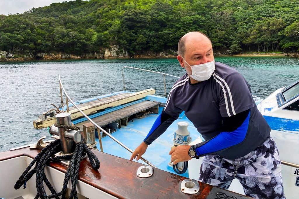 Moniteur de plongée sur un bateau dans l'archipel des îles Goto au Japon