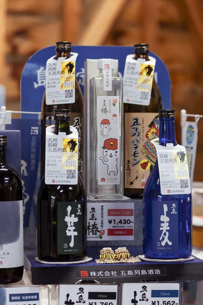 Des bouteilles d'alcool shochu dans une distillerie des îles Goto