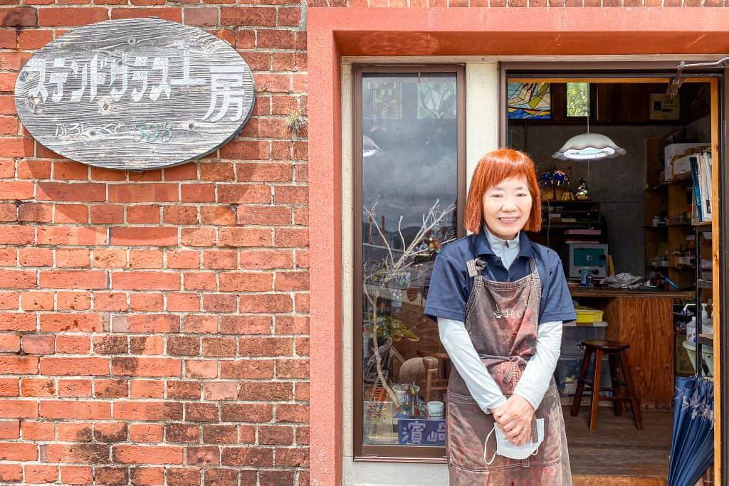 Yumiko, artisane japonaise qui travaille le vitrail sur l'île de Fukue