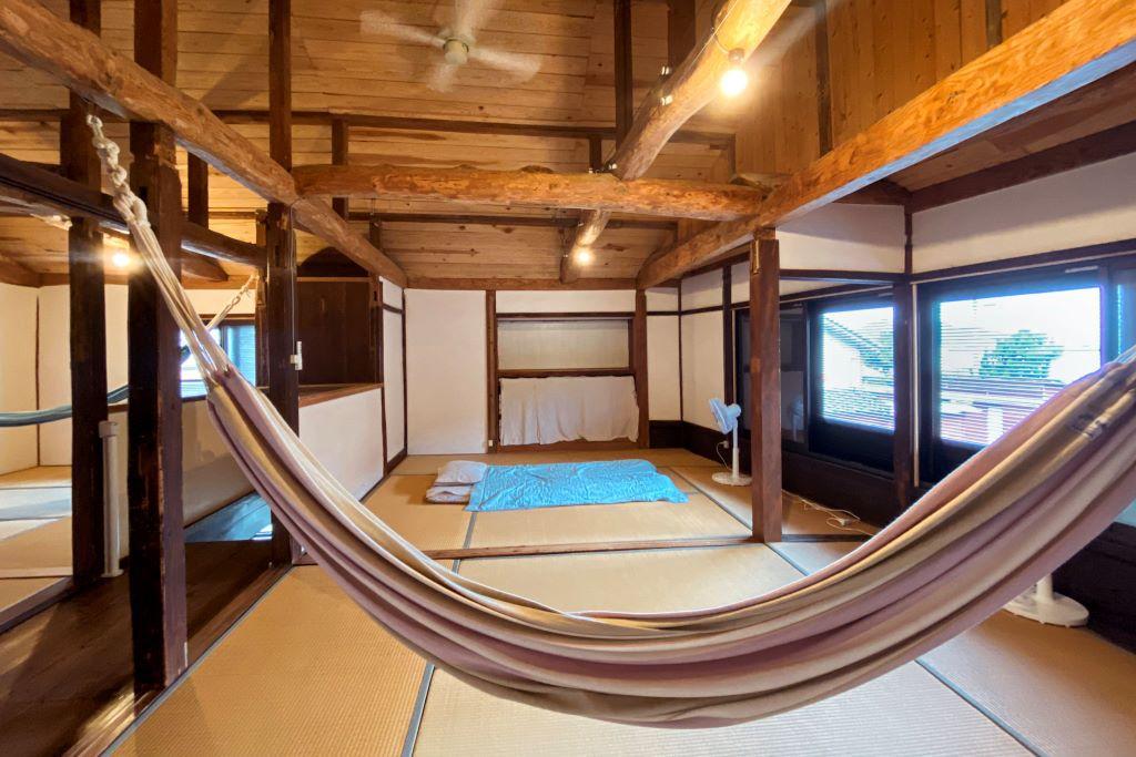 L'intérieur d'une maison traditionnelle japonaise transformée en location de vacances