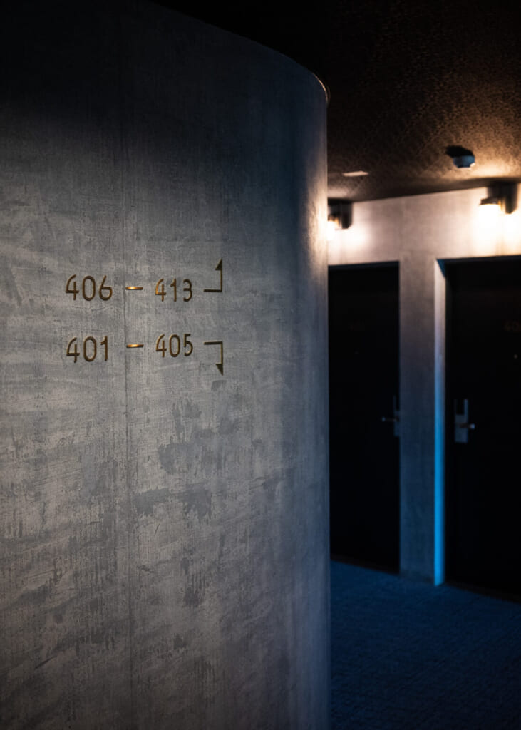 numéros de chambre affichés au mur d'un hôtel