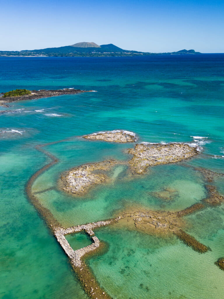 vue aérienne des murs de pierre à marée basse sur la côte de l'île de Fukue