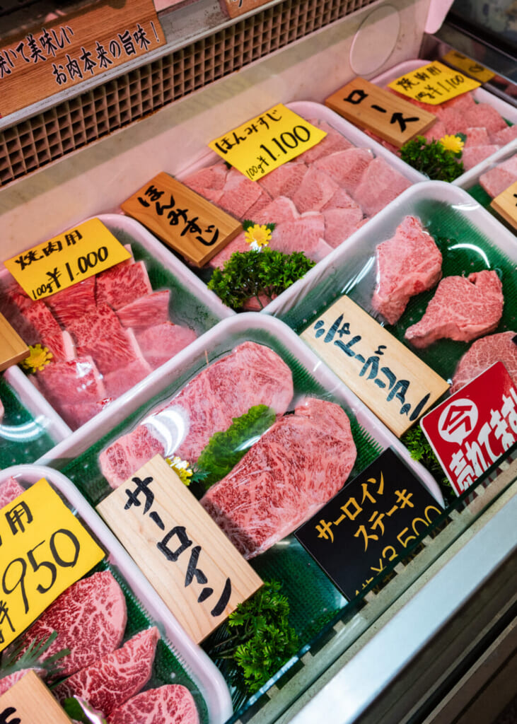 morceaux de viande wagyu de Goto à vendre sous plastique