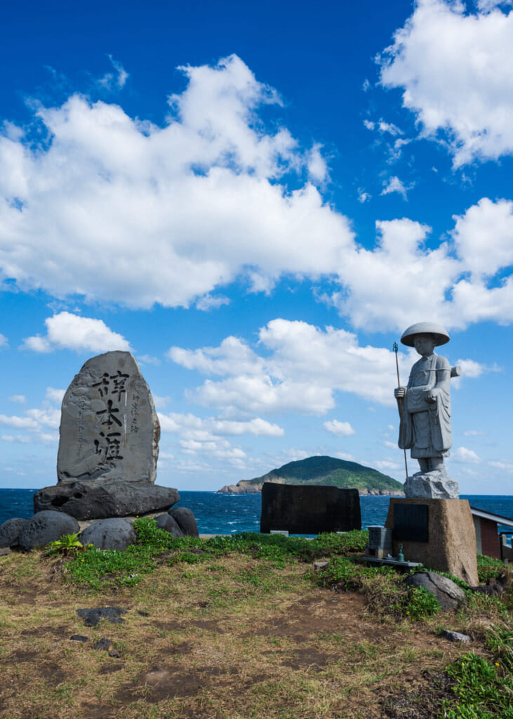 statue de Kukai sur une colline devant la mer à Goto 