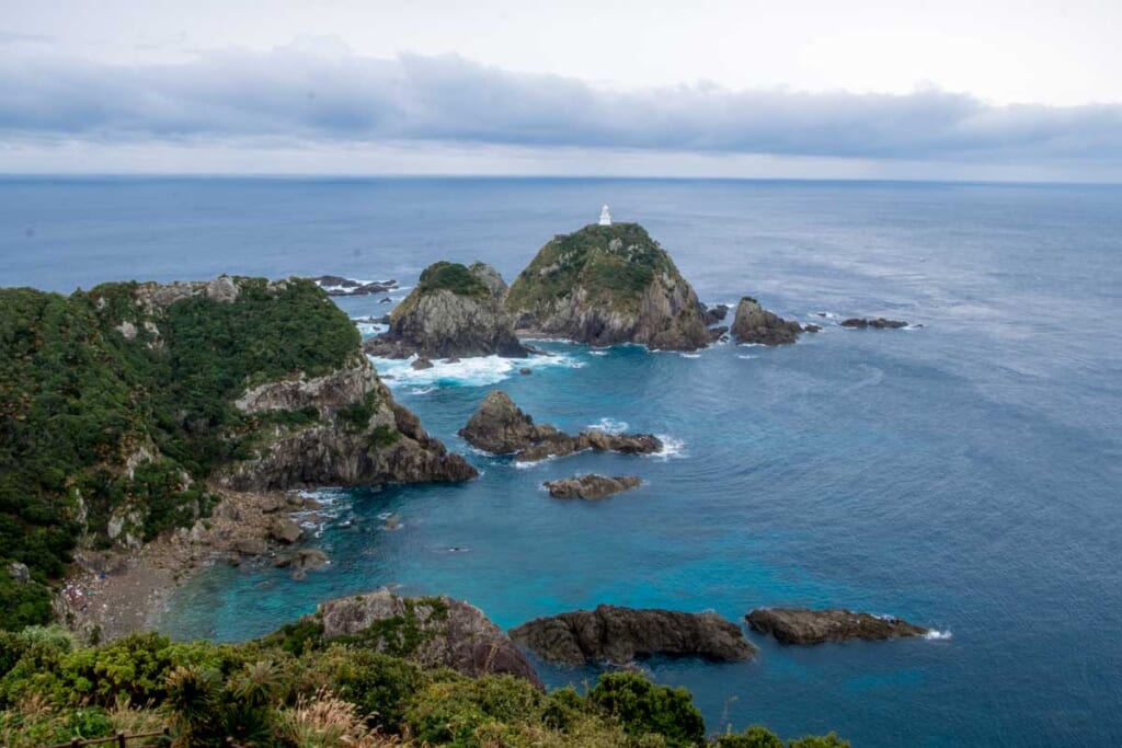Des îlots rocheux au milieu de l'océan vus depuis le parc d'observation du cap Sata au Japon
