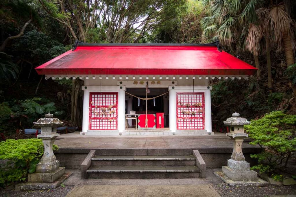 Un sanctuaire au toit rouge vif à Kagoshima
