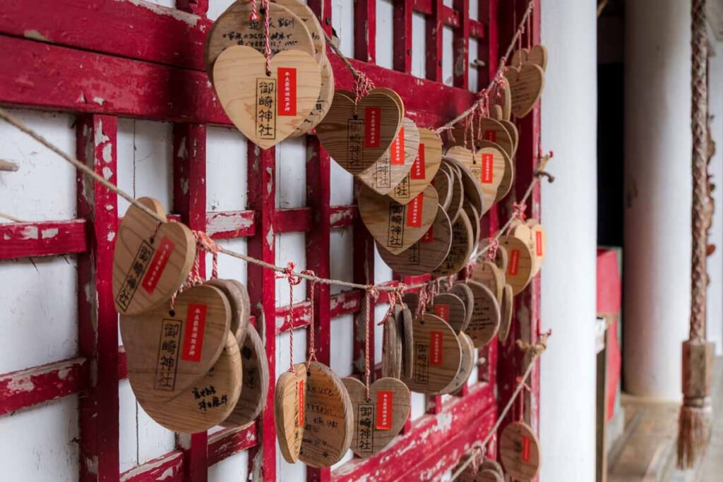 Des cœurs en bois accrochés dans un sanctuaire au Japon
