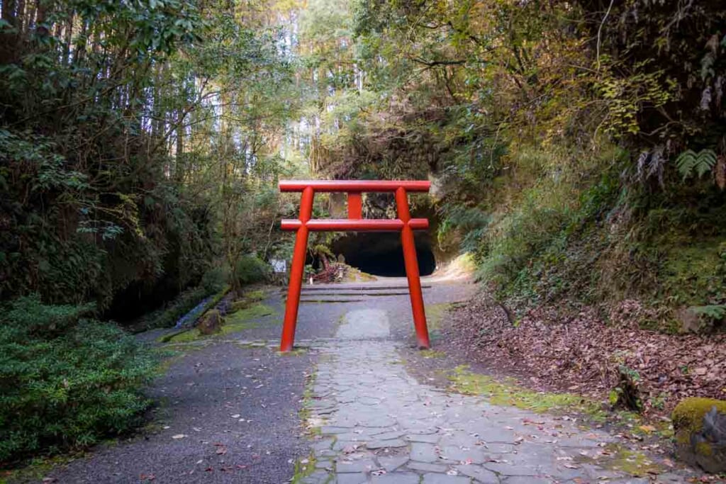 Porte torii rouge à l'entrée d'une grotte au Japon, à Kagoshima