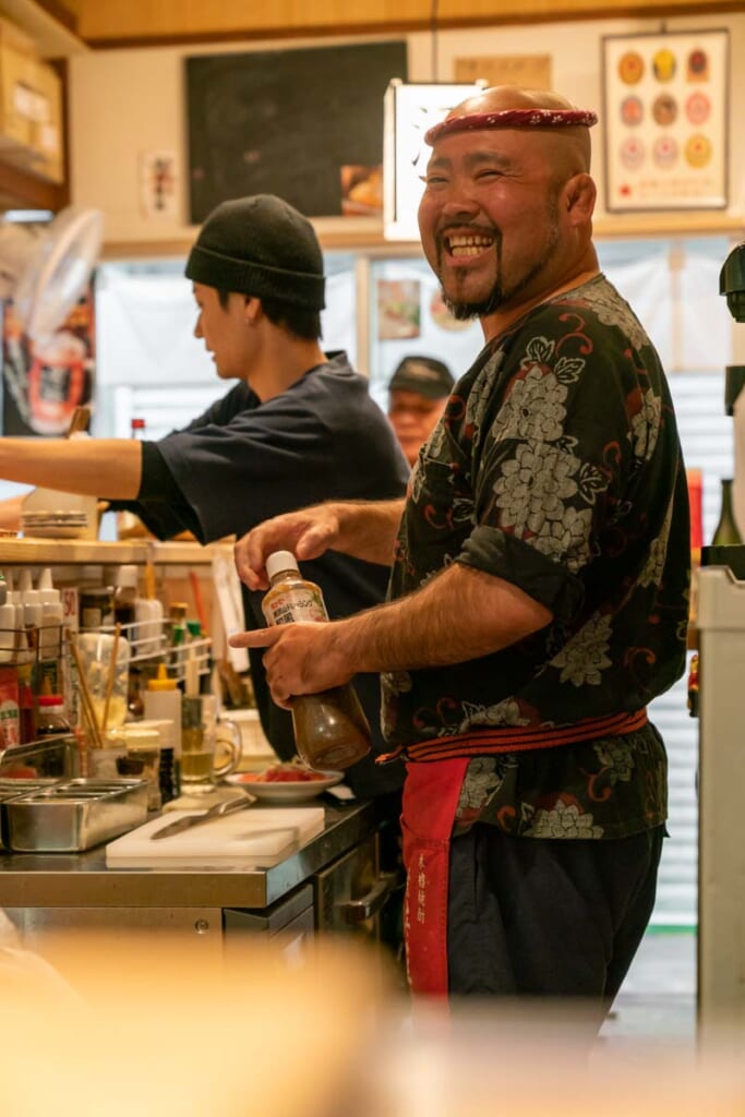 serveur dans un restaurant d'Okinawa