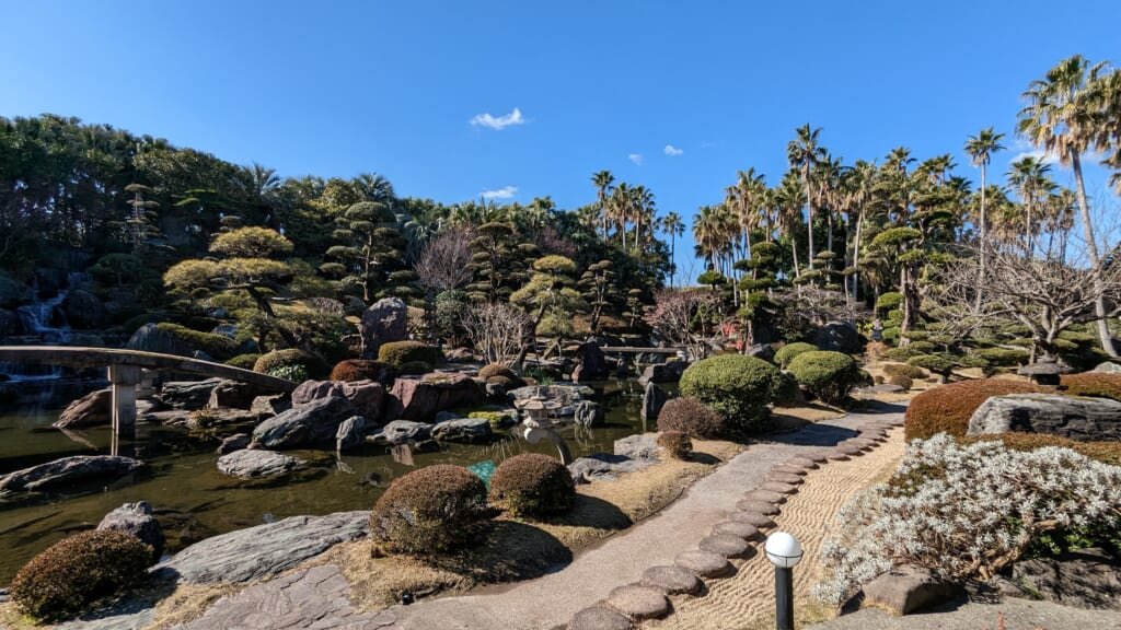 chemin traversant un étang dans un jardin japonais à Kagoshima
