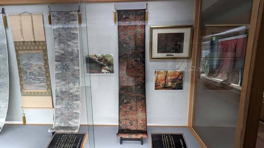 Des pièces de tissus Oshima Tsumugi exposées dans un musée à Kagoshima