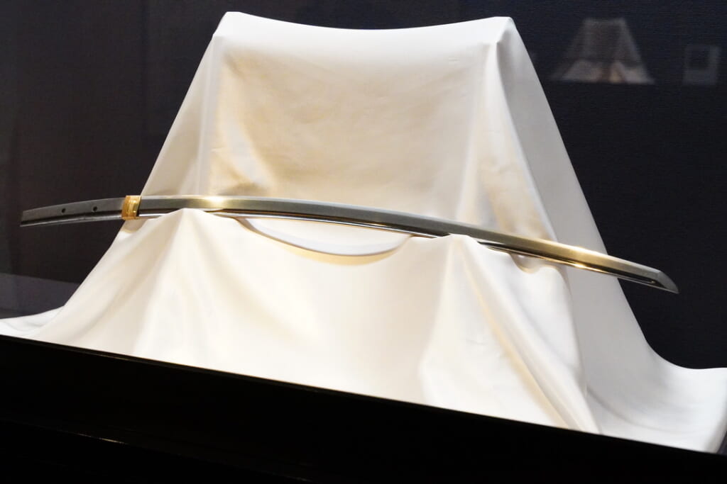 Une épée traditionnelle japonaise exposée dans un musée