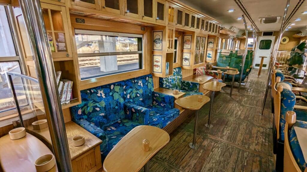 L'intérieur d'un train japonais luxueux décoré en bois de cèdre