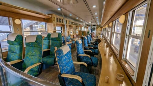 Intérieur du train touristique japonais Ibusuki no Tamatebako pour admirer la vue