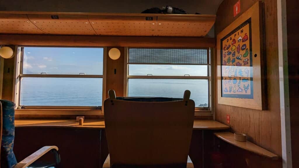 Vue sur la mer depuis un train touristique au Japon