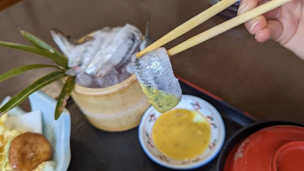 Sashimis de sardines servis dans un restaurant japonais