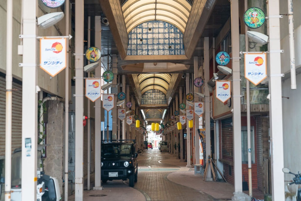 rue couverte Koza Gate à Okinawa