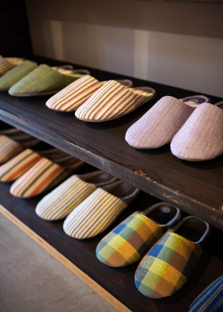 Des chaussons japonais fabriqués avec des tissus traditionnels