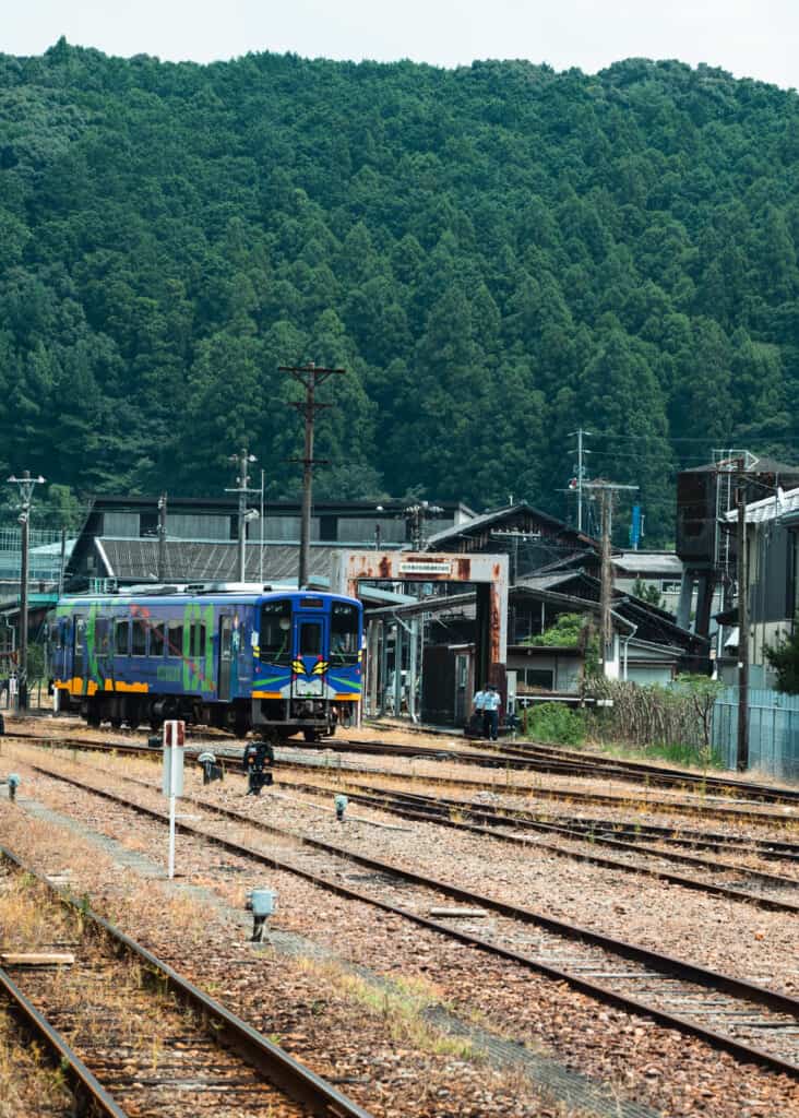 Un train japonais décoré aux couleurs de l'anime Evangelion