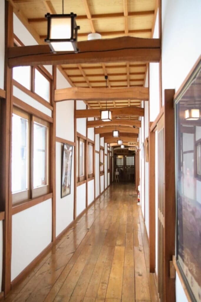 couloir en bois d'un ryokan, auberge traditionnelle japonaise