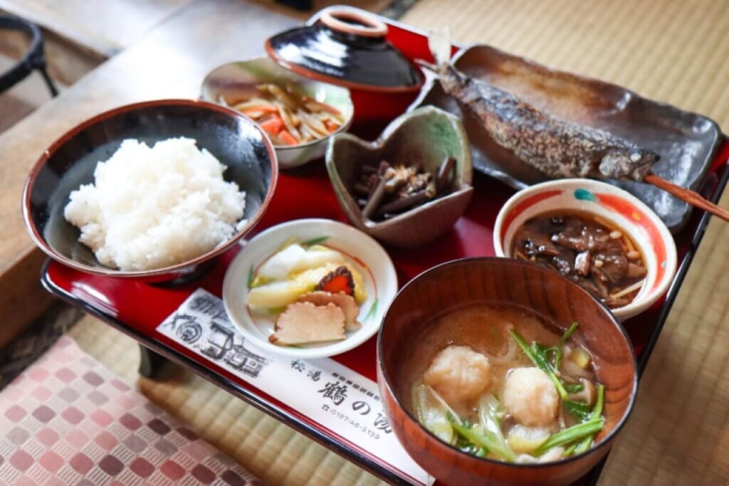 Plateau repas japonais servi dans un ryokan