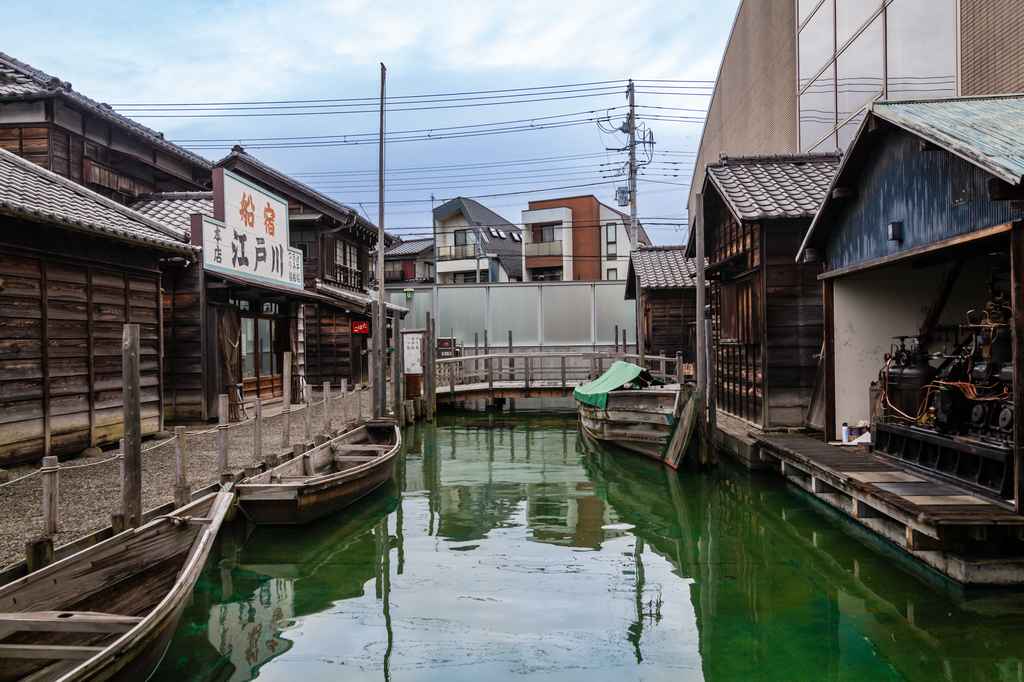 Maisons en bois, bateaux et canaux reconstituant un ancien village de pêcheurs au Japon