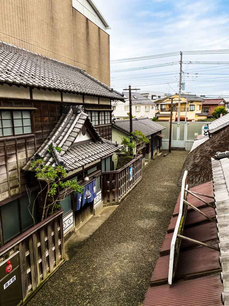 Bâtiment traditionnel japonais dans une rue reconstituant l'ancien village de pêcheurs d'Urayasu