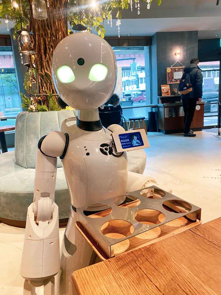 Un robot humanoïde à l'accueil d'un café au Japon