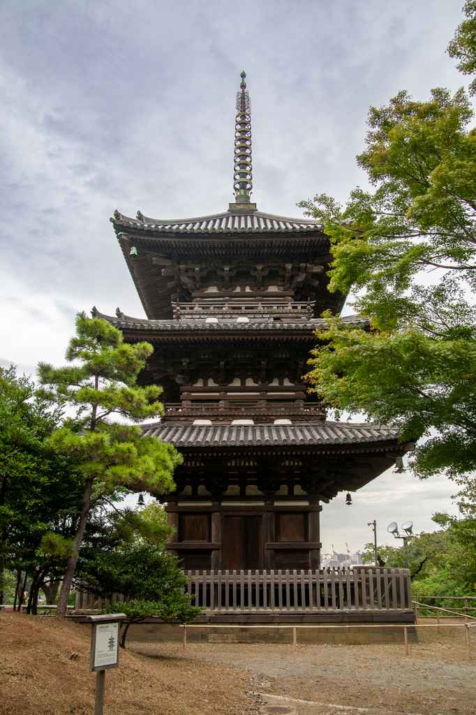 Une pagode dans un jardin traditionnel japonais